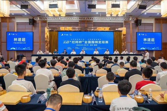 穿jk白丝被粉嫩脚底
